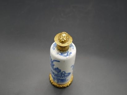 Paire de flacons à parfum en porcelaine de...