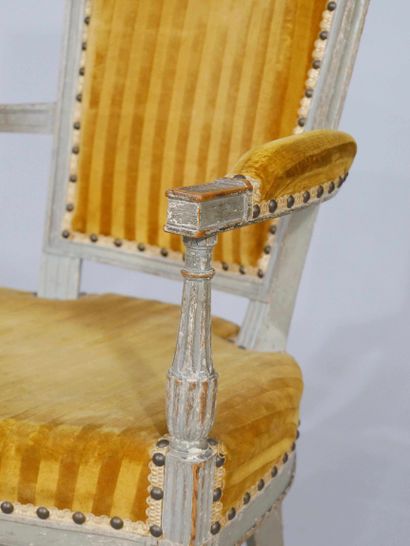 Suite de 8 fauteuils en hêtre laqué, dossiers...