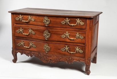 Commode en noyer à façade cintrée ouvrant...
