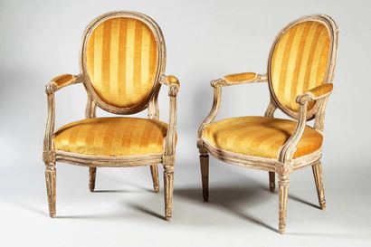 
Paire de fauteuils cabriolets à dossier...