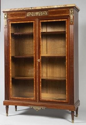 Bibliothèque en acajou à filets et encadrements...