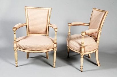 Paire de fauteuils en bois laqué et doré...