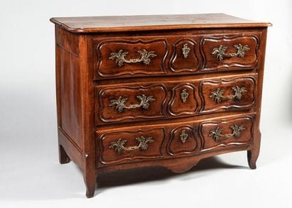 Importante commode en noyer ouvrant à 3 rangs...
