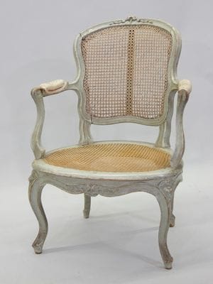 Fauteuil à assise et dossier canné en hêtre...