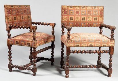 2 chaises à bras en noyer torsadés, les pieds...