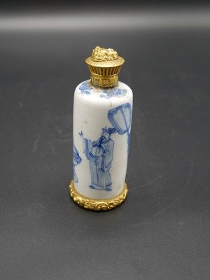 Paire de flacons à parfum en porcelaine de...