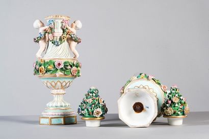Paire de vases de forme balustre à torsades...
