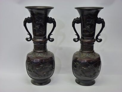 Paire de vases ventrus à col évasé en bronze...