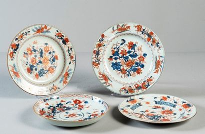 3 assiettes et une jatte en porcelaine à...