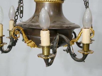 
Lustre en bronze et tôle patinés, décor...