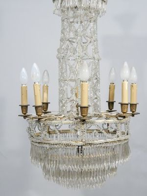 Lustre à pampilles et perles éclairant à...