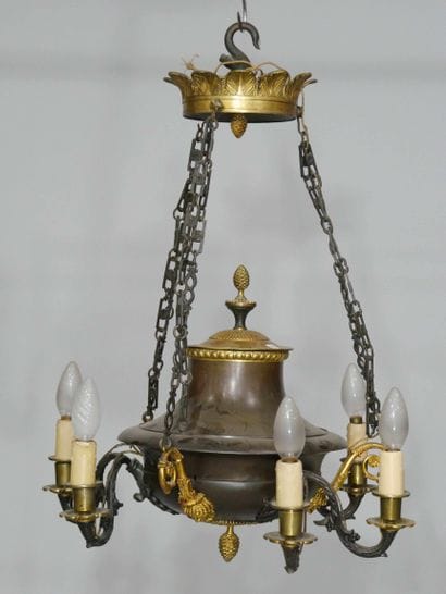 
Lustre en bronze et tôle patinés, décor...