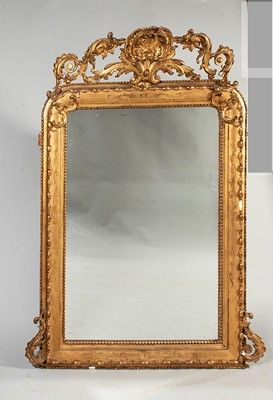 Miroir en bois et stuc doré à décor de coquille,...