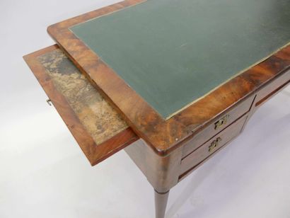 Bureau en acajou et placage d'acajou ouvrant...