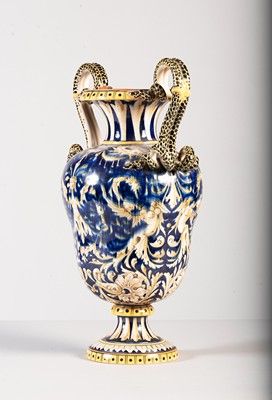 Vase Médicis en faïence italienne à anses...