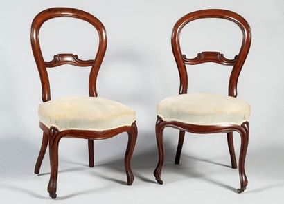 
Paire de chaises à dossiers violonnés ajourés,...