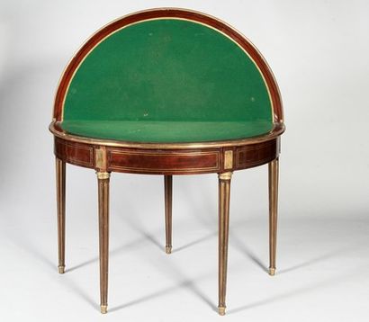 Table demi-lune en acajou et placage à ramage....