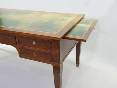 Bureau en acajou et placage d'acajou ouvrant...