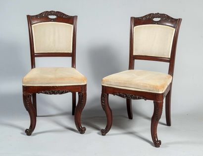 Paire de chaises en acajou et placage, moulurées...