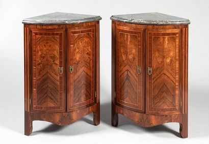 Paire d'encoignures en bois de placage ouvrant...