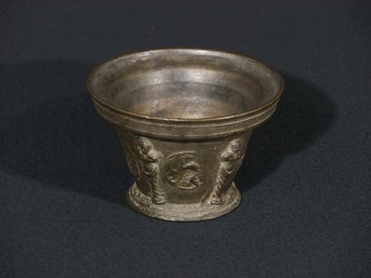 Mortier du Puy en bronze et son pilon, à...