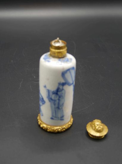 Paire de flacons à parfum en porcelaine de...