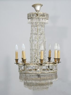 Lustre à pampilles et perles éclairant à...