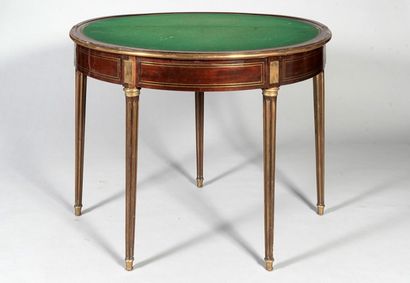 Table demi-lune en acajou et placage à ramage....