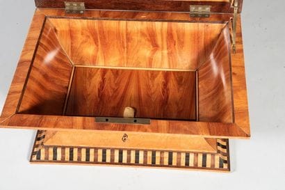 Coffret à châles en placage de loupe d'Amboine,...