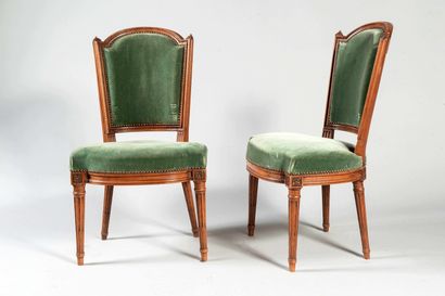 Paire de chaises cabriolet en hêtre à dossiers...