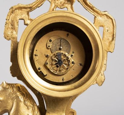 Petite pendule d'alcôve en bronze ciselé...