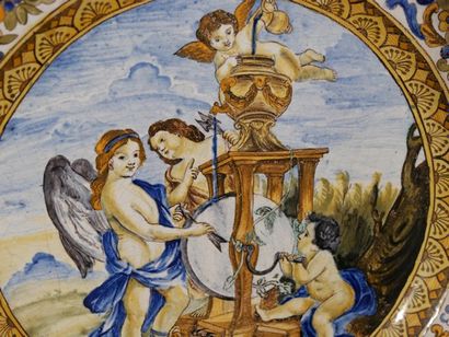 Plat en faïence italienne à décor mythologique...