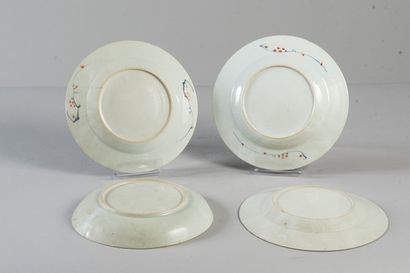 3 assiettes et une jatte en porcelaine à...