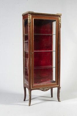 Vitrine en acajou et filets. Elle ouvre à...