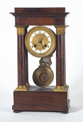 Pendule portique en acajou et placage baguée...