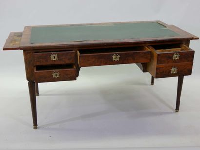 Bureau en acajou et placage d'acajou ouvrant...