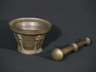 Mortier du Puy en bronze et son pilon, à...