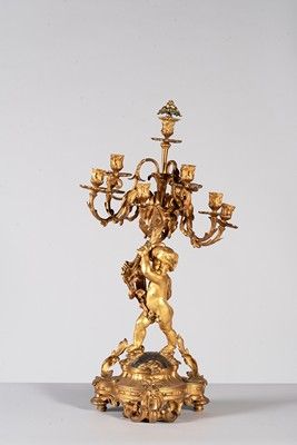 Candélabre en bronze ciselé et doré représentant...