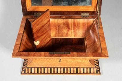Coffret à châles en placage de loupe d'Amboine,...