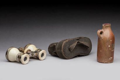Pair of theater binoculars (wear)
We join...