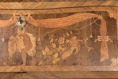 Chest of drawers in inlaid wood decorated...