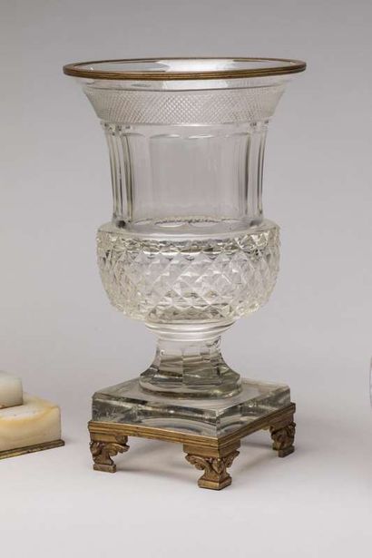 Various lot including:
Oil lamp, Medici crystal...
