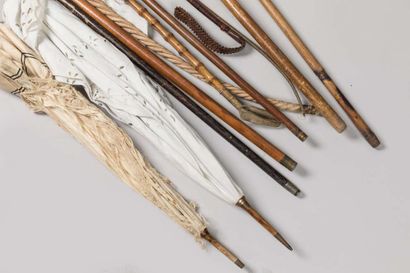 Lot including :
2 damaged parasols 
3 badines...