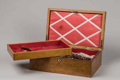 Burr and dark wood filets box, the lid decorated...