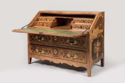 Chest of drawers in inlaid wood decorated...