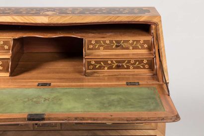 Chest of drawers in inlaid wood decorated...
