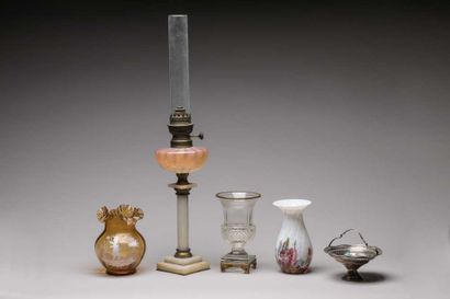 Various lot including:
Oil lamp, Medici crystal...