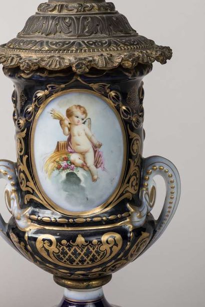 Pair of lamps in porcelain of Bayeux (?)...
