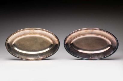 Pair of oval dishes in silver plated metal,...