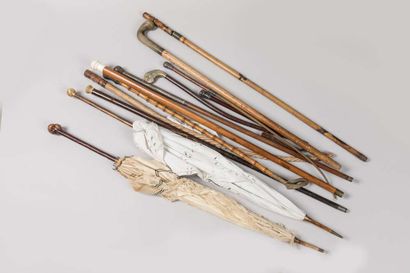 Lot including :
2 damaged parasols 
3 badines...